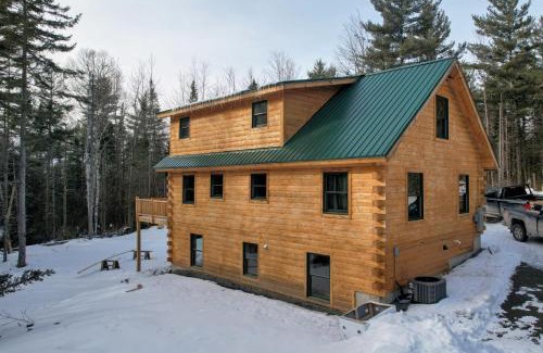 Carroll Casa | 65PT New Log Cabin in Private Setting. Hot tub. Gym/Pool Access!