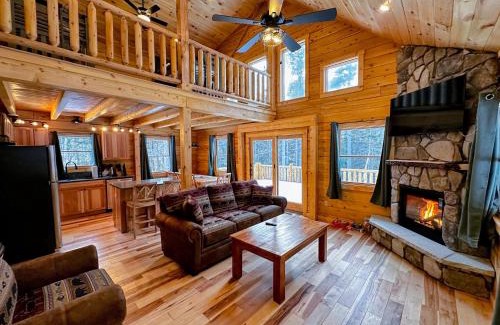 Carroll Casa | 65PT New Log Cabin in Private Setting. Hot tub. Gym/Pool Access!