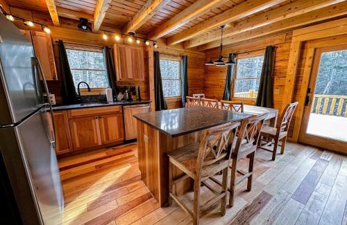 Carroll Casa | 65PT New Log Cabin in Private Setting. Hot tub. Gym/Pool Access!