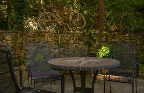 Eureka Springs Historic District Villa | 66 Center - Carriage House