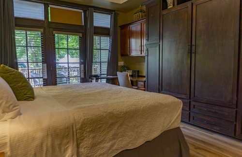 Eureka Springs Historic District Casa | 66 Center - The Studio