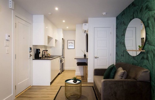 Little Italy Apartamento | 6768 - 303 · Studio Palms Steps from Jean Talon Market Full Bath by Den Stays