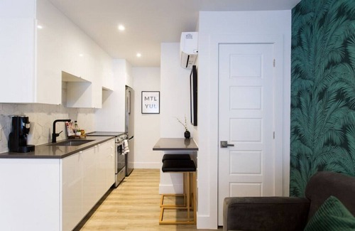 Little Italy Apartamento | 6768 - 303 · Studio Palms Steps from Jean Talon Market Full Bath by Den Stays