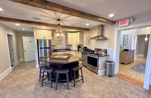 Jefferson Casa | 68CP: Luxury farmhouse at the award-winning Bellevue Barn, 2 min to Santa's Village, AC, fireplace!