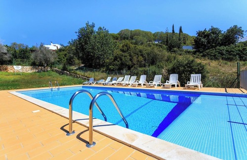 Carvoeiro Chalet De Esquí | Propiedad de 2 pisos en el centro de Carvoeiro con piscina y estacionamiento seguro