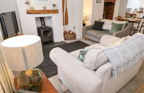 Mylor Bridge Casa | 6A LEMON HILL, pet friendly, with open fire in Mylor Bridge