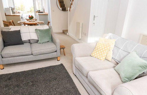 Mylor Bridge Casa | 6A LEMON HILL, pet friendly, with open fire in Mylor Bridge