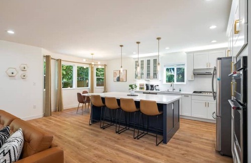 Central District Casa | 6B/4BA SFH in Leschi w/backyard 8 Beds Sleeps 16