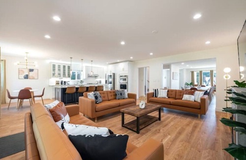Central District Casa | 6B/4BA SFH in Leschi w/backyard 8 Beds Sleeps 16