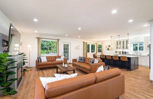 Central District Casa | 6B/4BA SFH in Leschi w/backyard 8 Beds Sleeps 16