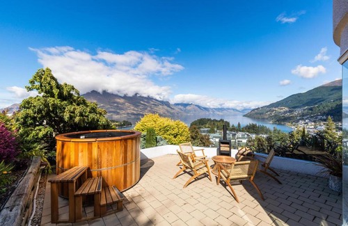 Queenstown City Centre Villa | 6b Edinburgh by Staysouth