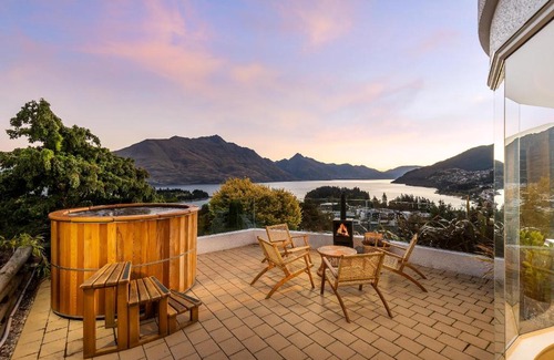Queenstown City Centre Villa | 6b Edinburgh by Staysouth
