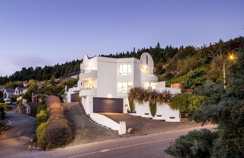 Queenstown City Centre Villa | 6b Edinburgh by Staysouth