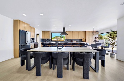 Paradise Villa | 6BD/5BA Ultimate Luxury Retreat/ Pool, Sports Courts, Putting Green/13 BEDS
