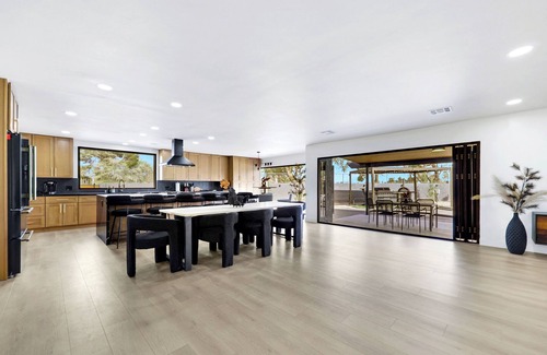 Paradise Villa | 6BD/5BA Ultimate Luxury Retreat/ Pool, Sports Courts, Putting Green/13 BEDS