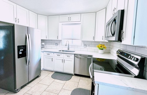 Dupont Casa | 6bdrm/6bath/2Kitchens/2LivingRms/2laundry; Easy access to Downtown and Red Rocks