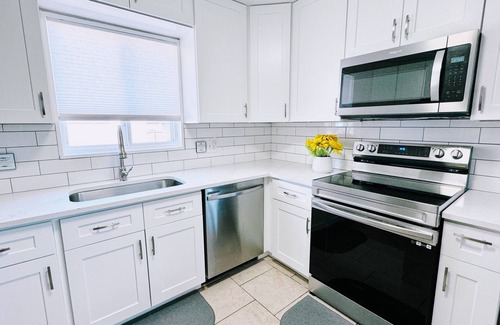 Dupont Casa | 6bdrm/6bath/2Kitchens/2LivingRms/2laundry; Easy access to Downtown and Red Rocks