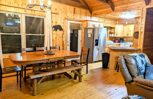 Sautee Nacoochee Cabina | 6BDRM Cabin only 10 mins to Alpine Helen/ Hot Tub/ Firepit/ Game Room/ Satellite