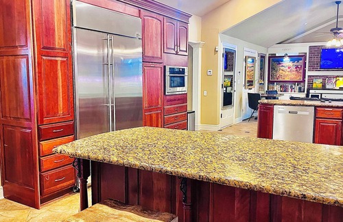 Overland Park Casa | 6BR Gated Home w Pool & Indoor Hot Tub- Chef’s Kitchen- 1.6 Acres Grand Piano
