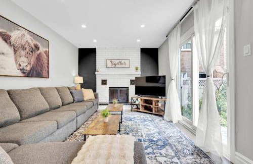 Lisgar Casa | 6BR house near Shops, Transit, Hwy and GO