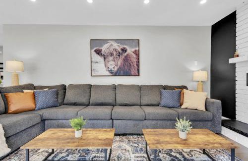 Lisgar Casa | 6BR house near Shops, Transit, Hwy and GO