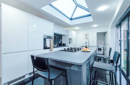Rochdale Casa | 6BR in Castleton|WIFI|PARKING|Ideal for Contractors|Longterm Discount Applies
