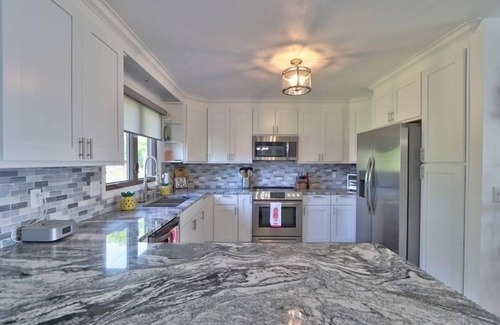 Town of Varick Casa | 6BR Lake House | FLX Wine Trail | Hot Tub | Dock