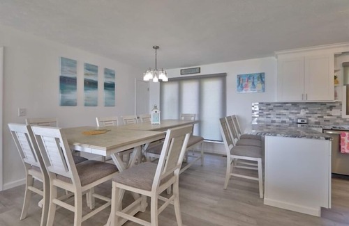 Town of Varick Casa | 6BR Lake House | FLX Wine Trail | Hot Tub | Dock