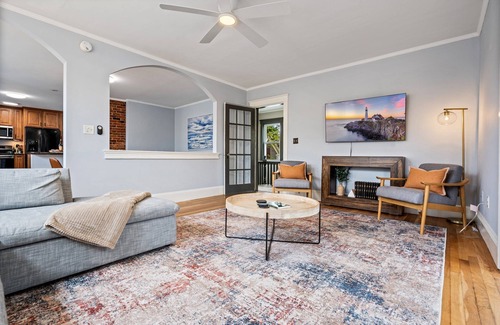 Deering Center Casa | 6BR Sleeps 16 w/ Balcony 10 mins to Downtown