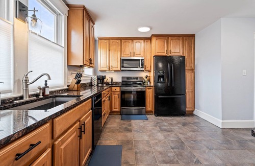 Deering Center Casa | 6BR Sleeps 16 w/ Balcony 10 mins to Downtown