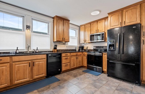 Deering Center Casa | 6BR Sleeps 16 w/ Balcony 10 mins to Downtown