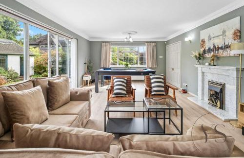 Sutton Coldfield Casa | 6BR Villa in Birmingham with Free Parking