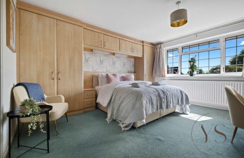 Sutton Coldfield Casa | 6BR Villa in Birmingham with Free Parking