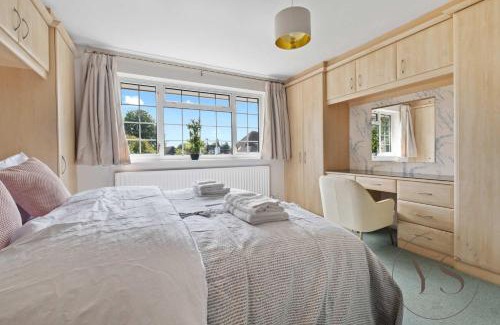 Sutton Coldfield Casa | 6BR Villa in Birmingham with Free Parking