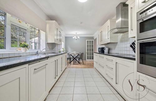 Sutton Coldfield Casa | 6BR Villa in Birmingham with Free Parking