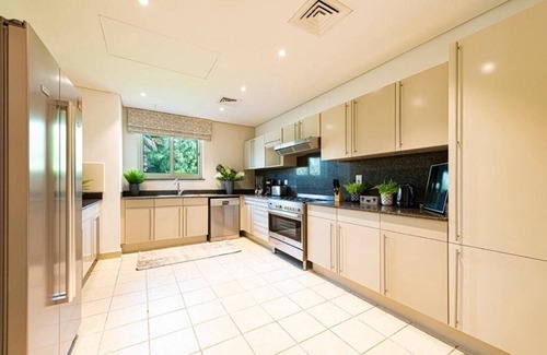 Jumeirah Park Villa | 6BR Villa, Private Pool and BBQ Area, Jumeirah Island