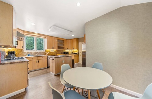 Pico - Robertson Casa | 6BR Villa with Pool, Jacuzzi & Game Room, Walk to Rodeo Drive