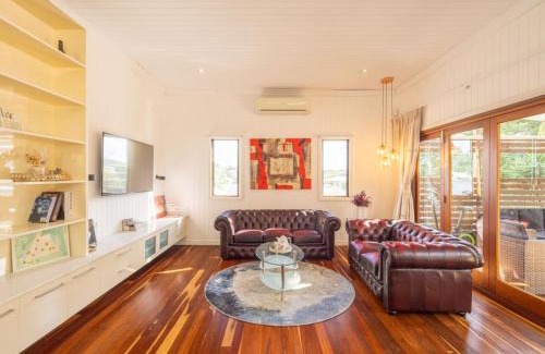Coorparoo Casa | 6KM to CBD Convenient 5BR Queenslander Coorparoo