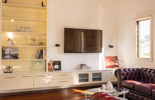 Coorparoo Casa | 6KM to CBD Convenient 5BR Queenslander Coorparoo