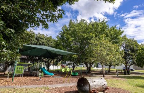 Coorparoo Casa | 6KM to CBD Convenient 5BR Queenslander Coorparoo
