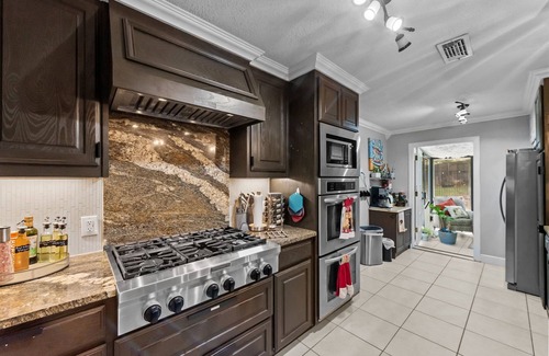 West Arlington Casa | 6mi from AT&T-POOL-INDOOR BAR-2KING-1QUEEN-sleeps 12
