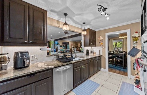 West Arlington Casa | 6mi from AT&T-POOL-INDOOR BAR-2KING-1QUEEN-sleeps 12