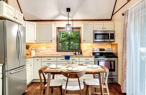 Pocono Lake Cabaña | 6min walk to pool, AC, Wi-Fi, Arcade, Firepit, BBQ, Deck.