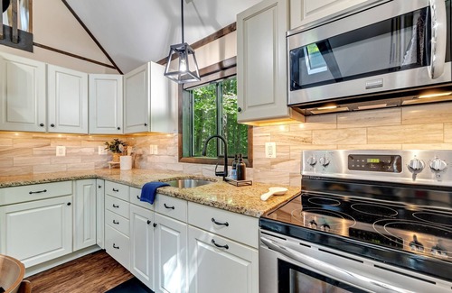 Pocono Lake Cabaña | 6min walk to pool, AC, Wi-Fi, Arcade, Firepit, BBQ, Deck.