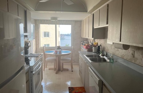 Moorings Condominio | 6th Floor Condo with stunning bay views and 3 minute walk to the beach.
