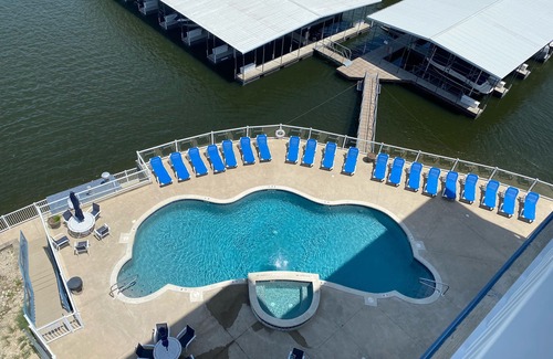 Lake Ozark Condominio | Beautiful 2-Bedroom, 6th Floor Condo located on Horseshoe Bend.
