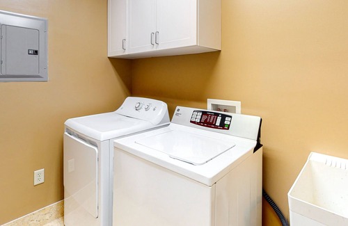 Ono Island Condominio | 6th Floor Views, Spacious Wrap-Around Balcony, and more!