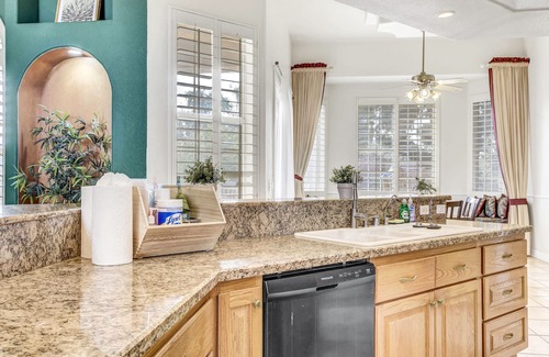 Paradise Villa | 6x4 Lux Villa w/ heated pool+spa, parking for 4 cars, 5 mins to the Strip
