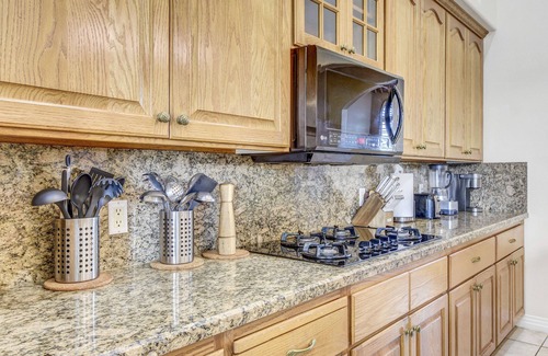Paradise Villa | 6x4 Lux Villa w/ heated pool+spa, parking for 4 cars, 5 mins to the Strip