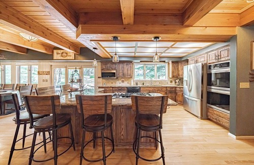 Bone Cabina | 7,000 SQ FT CABIN EN 36 ACRES CON SU PROPIO LAGO PRIVADO